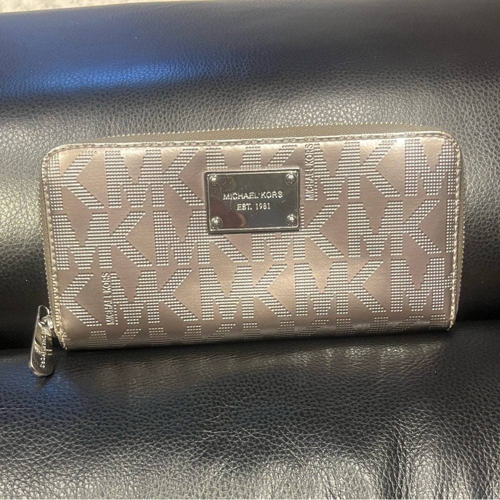 MICHAEL KORS SIGNATURE METALLIC SILVER WALLET